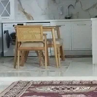 میز ناهار خوری با ۳ تا صندلی پشت حصیری و یه نیمکت