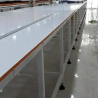 پادو و وردست قیچی کار مسلط در  اتاق برش