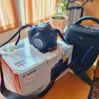 دوربین عکاسی canon و لنز ۵۰فیکس