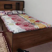 تخت همراه با تشک