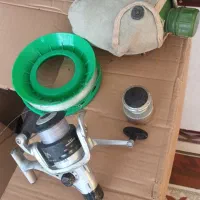 چرخ ماهیگیری گیری و قمقمه و یک عدد قرقره نخ