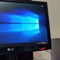 کامپوتر رومیزی و میز سالم