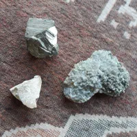 ۳عددسنگ قدیمی بالای ۱۰۰ساله دستمون