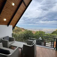 کلبه سوئیسی جنگلی با جکوزی سفارشی و ویو ابدی