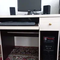 کامپیوتر با میز