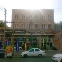 یک دستگاه ساختمان  و دو مغازه