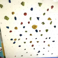 دیوار صخره نوردی و تشک مناسب برای مهدکودک