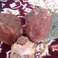 تعدادی سنگ جاسپر و کلسدونی