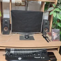 کامپیوتر سالم همراه با کیس و بلندگو و میز