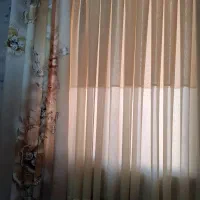 پرده ی حریر کرم رنگ همراه با کناره ی پانچ