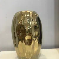 گلدان طلایی و مجسمه