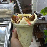 شاگرد دختر بستنی فروشی