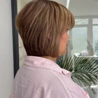 مدل برای کوتاهی در سالن زیبایی مجلل|خدمات آرایشگری و زیبایی|رشت, بوسار|دیوار