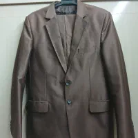 کت و شلوار قهوه‌ای خوش‌رنگ در حد نو