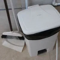 سطل زباله و جارو خاک انداز