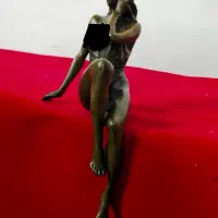 مجسمه برنز دختر نشسته لب طاقچه برنزی
