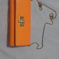 تعدادی کیف و لباس و کفش