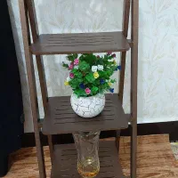 شلف گلدان سه طبقه کاملا سالم و تمیز هست قیمت ۴۰۰|کتابخانه، شلف، قفسههای دیواری|امیدیه, |دیوار