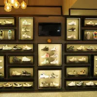 دکور برای کتونی و بوتیک