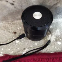 یک عدد اسپیکر نو و شارژر ۲۵میلی آمپر اصلی