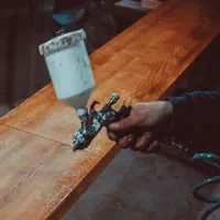 کارگر رنگ کار چوب