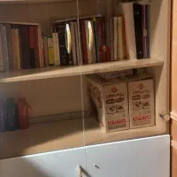 کتابخانه شیک. سالم. جنس MDF . قیمت ۱ میلیون تومان