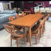 تعدادی میز نهار خوری