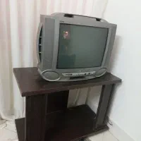 تلوزیون رنگی به اضافه میز