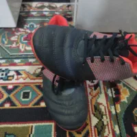 یه جفت کفش ورزشی چمن