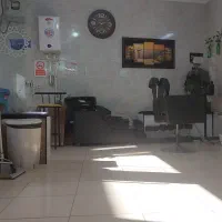 صندلی و آیینه آرایشگری