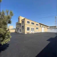 ۲۰۰۰مترسالن و محوطه کمی بعد از سه راهی اهر بر جاده