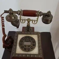 تلفن آنتیک بهمراه میز تلفن چوبی