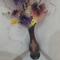 گلدان به همراه گل خارجی