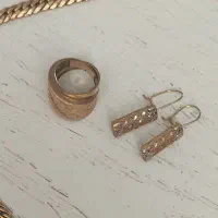 انگشتر و گوشواره طلا