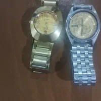 دوعدد ساعت قدیمی