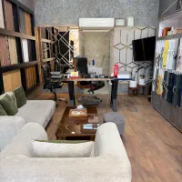 یک خانم برای کار در دکوراسیون داخلی