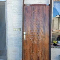 درب اتاق با چهار چوب آهنی