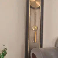 ساعت ایستاده و تخت نوجوان
