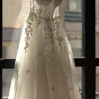 خیاط چرخکار دوزنده لباس عروس