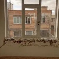 پنجره آلومینیومی با شیشه‌ ی کامل بفروش میرسد
