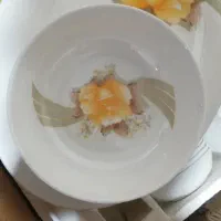 تعدادی ظروف چینی و میلامین