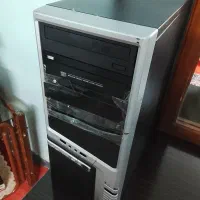 کامپیوتر به همراه میز و کیس و کیبورد