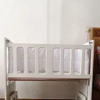 گهواره کنار  تخت مادر