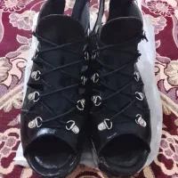 یک جفت کفش زنانه