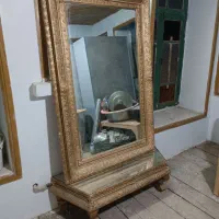 آیینه بزرگ و میز آیینه‌ای با قاب طلایی