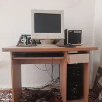 یک دستگاه کامپیوتر همراه با میز مانیتور خراب