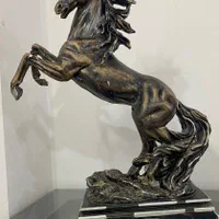 مجسمه و گلدان
