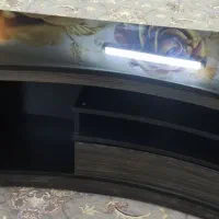 میز تلویزیون شیشه‌ای، بسیار تمیز و زیبا