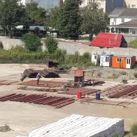 کارگر ساده برای جابجایی آهن و ضد زنگ زدن.