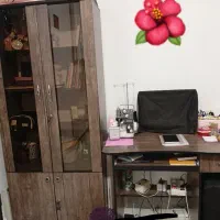 کتابخونه و میز کامپیوتر